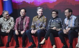 ASEAN Toplantısı’nda Hakan Fidan’ın Kıyafet Seçimi Gündem Oldu: Renkli Gömleklerin Gölgesinde Resmiyetini Korudu