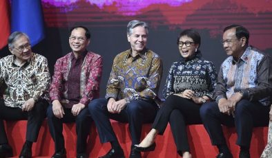 ASEAN Toplantısı’nda Hakan Fidan’ın Kıyafet Seçimi Gündem Oldu: Renkli Gömleklerin Gölgesinde Resmiyetini Korudu
