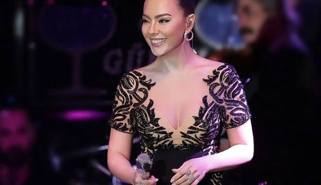 Ebru Gündeş’in 14 Yaşındaki Kızı Alara İlk Kez Görüntülendi!