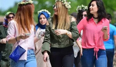 Çanakkale Muratlar Köyü’nde Aşıklar Sokağı’nda Geleneksel Hayır Yemeği ve Eş Arayışı Renkli Görüntülere Sahne Oldu