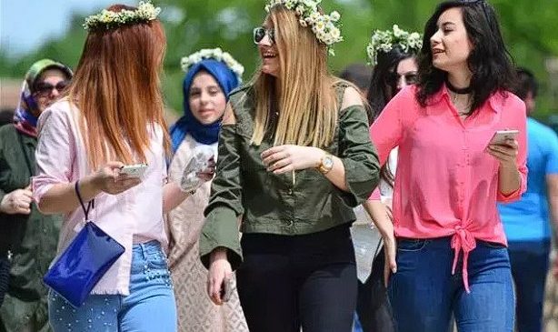 Çanakkale Muratlar Köyü’nde Aşıklar Sokağı’nda Geleneksel Hayır Yemeği ve Eş Arayışı Renkli Görüntülere Sahne Oldu