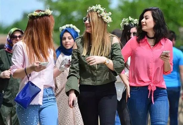 Çanakkale Muratlar Köyü’nde Aşıklar Sokağı’nda Geleneksel Hayır Yemeği ve Eş Arayışı Renkli Görüntülere Sahne Oldu