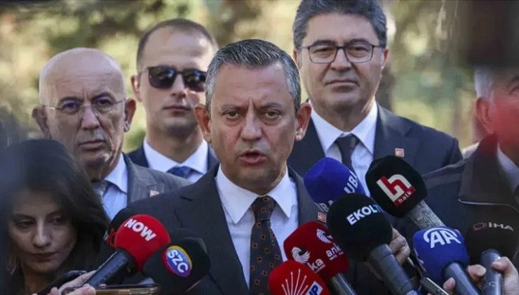 CHP Lideri Özgür Özel, AKM Çıkışında Yumruklu Saldırıya Uğradı